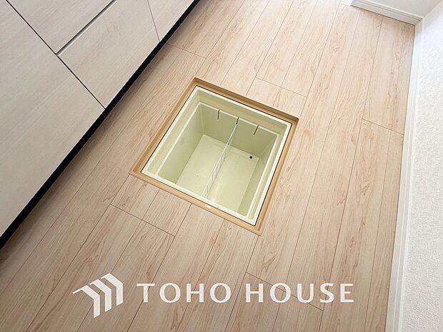 キッチン下部に設けた床下収納。缶詰のストックや非常食、梅酒や味噌などの保存食入れとして利用可です。