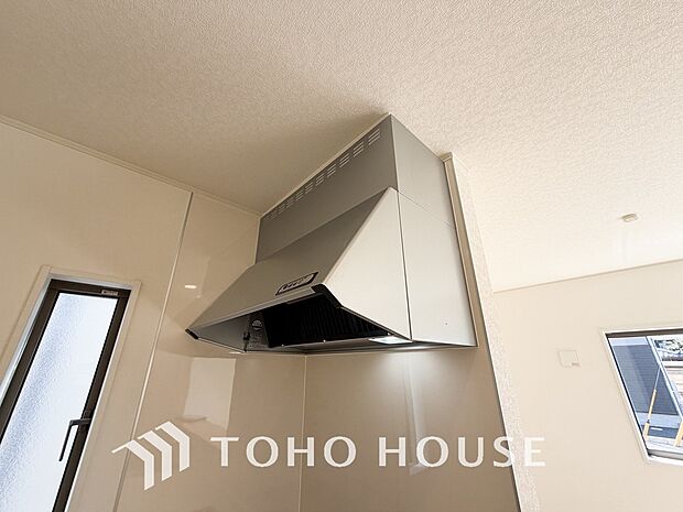 キッチンの換気扇はスタイリッシュなデザインで、日々のお手入れもラクラクな仕様となっております。