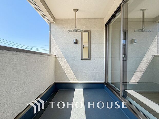 暖かい陽ざしが差込むバルコニー。晴れた日には、洗濯物が良く乾きます。風通しも良好です。