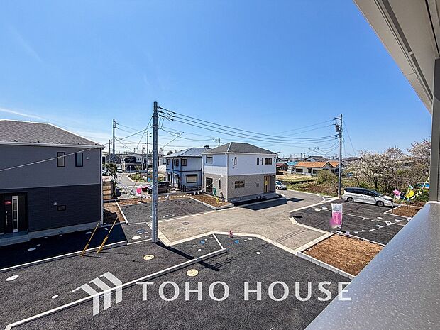 豊かな陽光に照らしだされる素敵な空間。季節を問わず華やいだ素敵な風景をお楽しみいただけます。