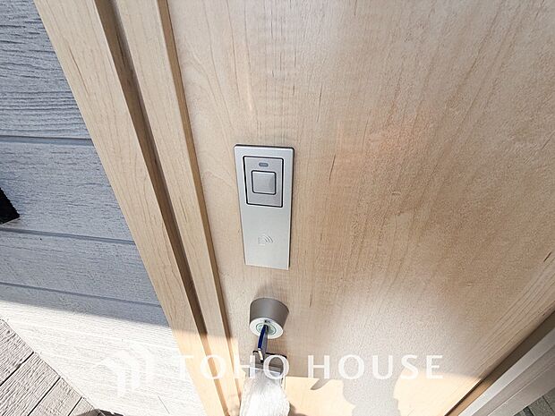 ボタンで施錠・解錠可能な電子錠は、防犯対策に優れ人気です。