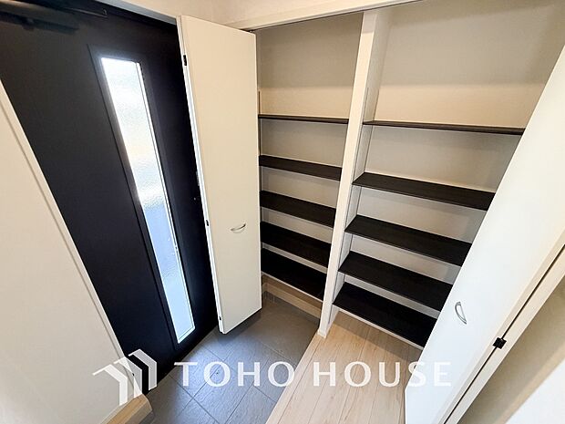 ゲストを招き、家族を迎える玄関は、ディスプレイや照明にこだわってみてはいかがでしょうか。