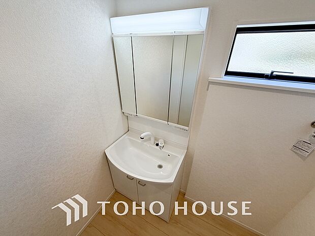 平日の朝であっても、落ち着きとくつろぎを感じられる空間。気持ちよく身だしなみを整えられます。