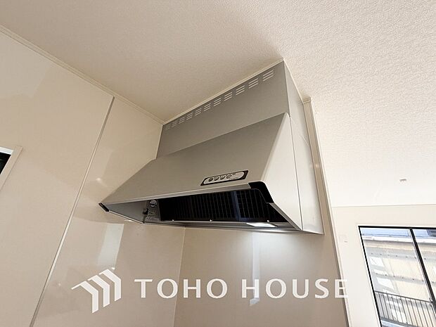 キッチンの換気扇はスタイリッシュなデザインで、日々のお手入れもラクラクな仕様となっております。