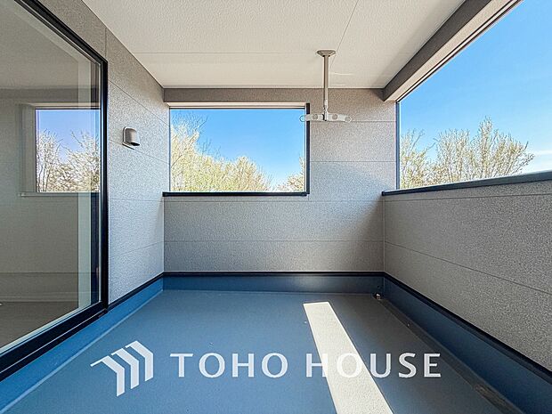 暖かい陽ざしが差込むバルコニー。晴れた日には、洗濯物が良く乾きます。風通しも良好です。