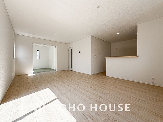 一日の中で多くの時間を過すことになるリビング。爽やかな通風と採光を存分に感じる事が出来る空間です。