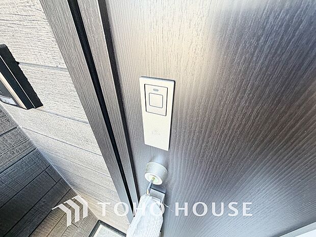 ボタンで施錠・解錠可能な電子錠は、防犯対策に優れ人気です。