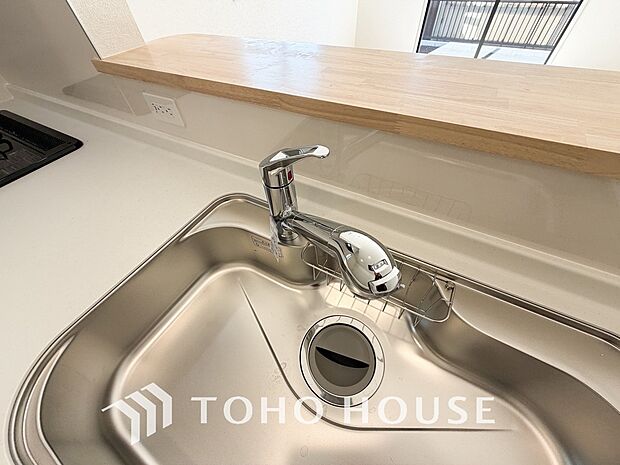 浄水器ボタンひとつで浄水と原水に切り替えられる浄水器一体型水栓を使用。