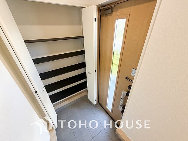 ゲストを招き、家族を迎える玄関は、ディスプレイや照明にこだわってみてはいかがでしょうか。