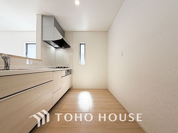 美しく使いやすいキッチン空間。優しい温もりを醸し出すキッチンは料理の為の配慮を随所に注ぎました。