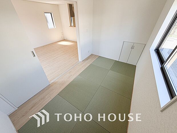 広々した開放感あるリビングの中にある癒しの和空間。家族団らんの場に和のテイストが自然にマッチ。