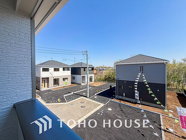 豊かな陽光に照らしだされる素敵な空間。季節を問わず華やいだ素敵な風景をお楽しみいただけます。