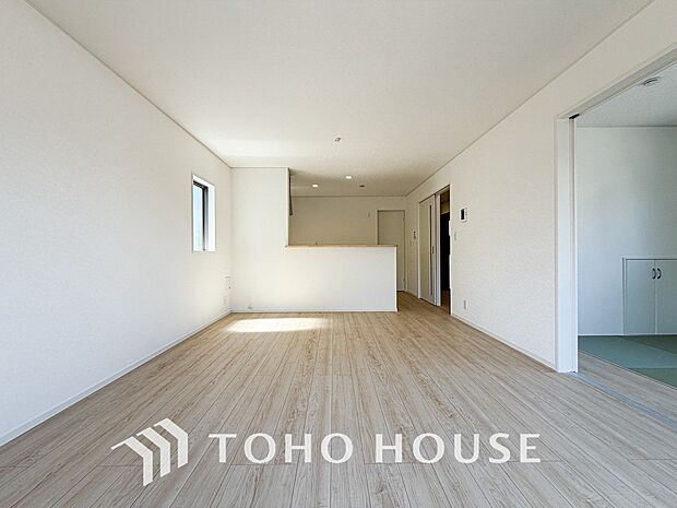 一日の中で多くの時間を過すことになるリビング。爽やかな通風と採光を存分に感じる事が出来る空間です。