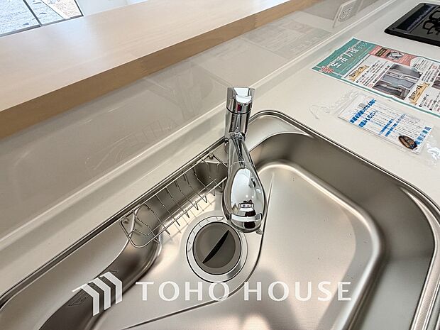 浄水器ボタンひとつで浄水と原水に切り替えられる浄水器一体型水栓を使用。