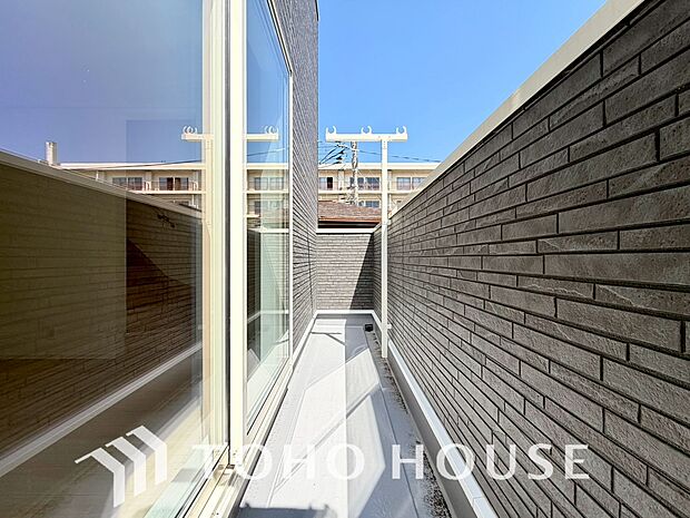 頬をなでる優しい風を感じることが出来るバルコニー。つい深呼吸をしたくなる気持ちの良い眺望です。