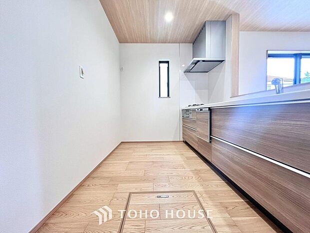 大型の冷蔵庫も配置できる広々としたキッチンスペースでお料理や家事をスムーズに進めることができます。