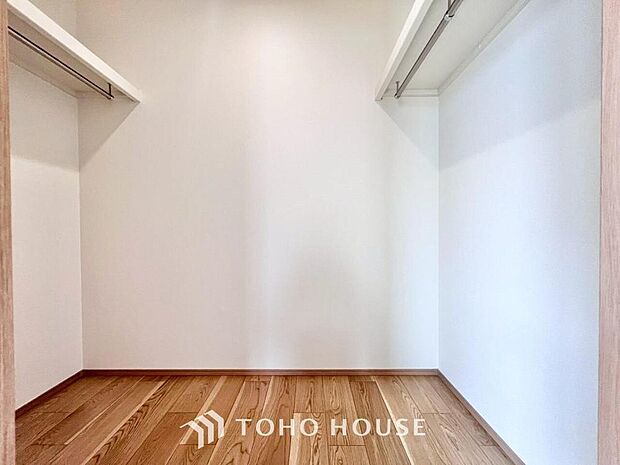 建物内部の収納には拘りました。共有部分に設けた収納。お荷物が多い方にも安心です。