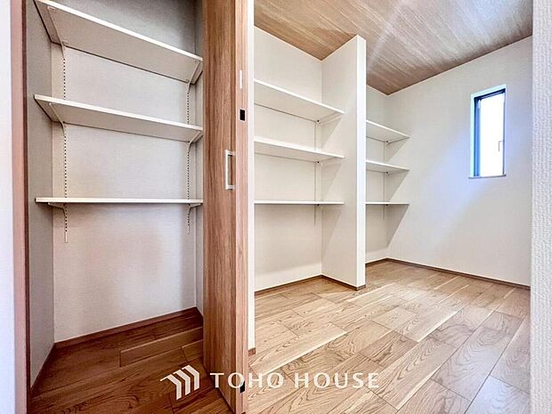 パントリーには食料品のストックや使用頻度が少ないキッチン家電などを収納することができます。