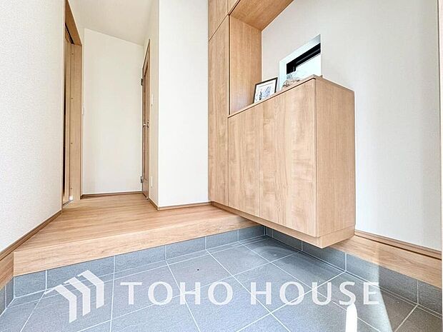 ゲストを招き、家族を迎える玄関は、ディスプレイや照明にこだわってみてはいかがでしょうか。