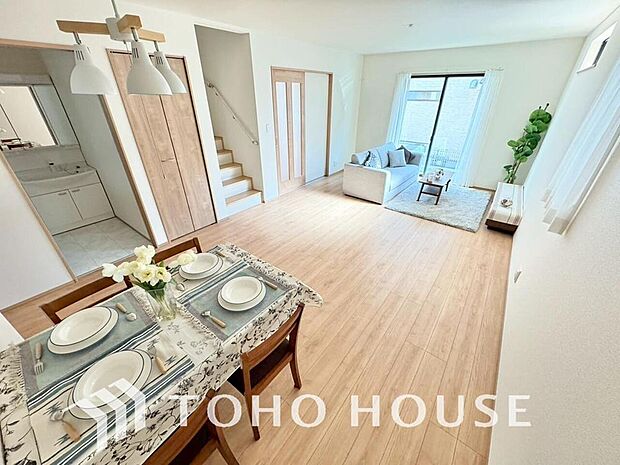 明るく穏やかな空気の中で飲んだり、食べたり、笑ったり。一日の中で多くの時間を過すことになるリビング。