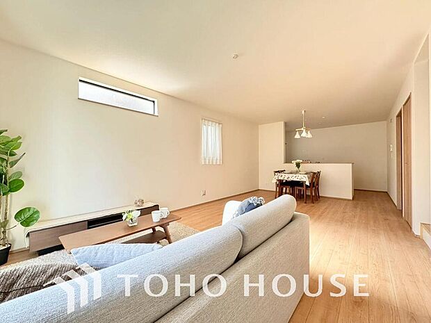 爽やかな通風と採光を存分に感じる事が出来る空間。毎日の暮らしに癒しをもたらす居心地の良いリビング。