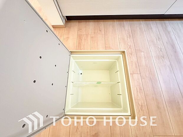 スペースを上手く活用した床下収納はあると何かと便利。食料のストック品はもちろん、掃除用具など。