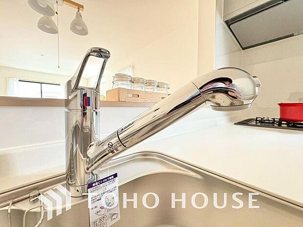 浄水器ボタンひとつで浄水と原水に切り替えられる浄水器一体型水栓を使用。