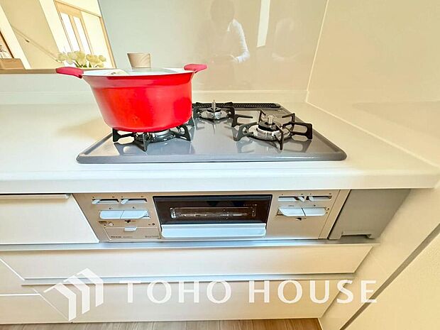 3口コンロは一度に複数のお料理を作ることができるメリットがあります。毎日のキッチンタイムを効率よく。