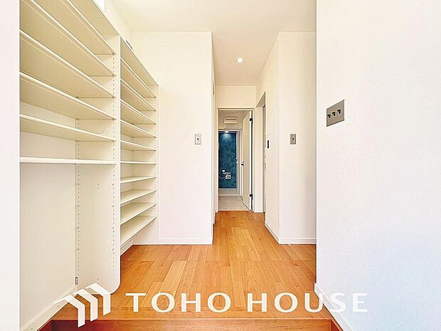 ゲストを招き、家族を迎える玄関は、ディスプレイや照明にこだわってみてはいかがでしょうか。