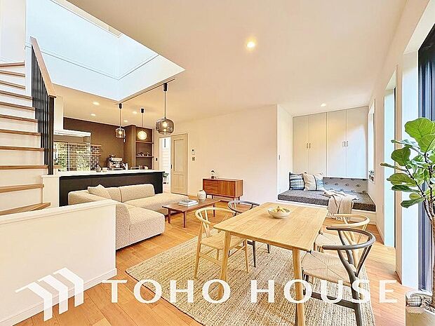 明るく穏やかな空気の中で飲んだり、食べたり、笑ったり。一日の中で多くの時間を過すことになるリビング。