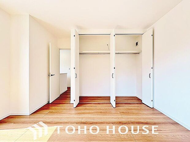 落ち着いたカラーの室内。インテリアやファブリックでお好みのテイストデザインを取り入れて頂けます。