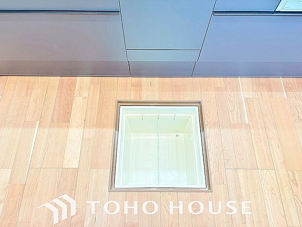 スペースを上手く活用した床下収納はあると何かと便利。食料のストック品はもちろん、掃除用具など。