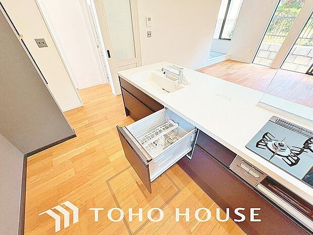 ビルトイン食洗機。高温のお湯や高圧水流を使うことにより汚れを効果的に落とすことができます。