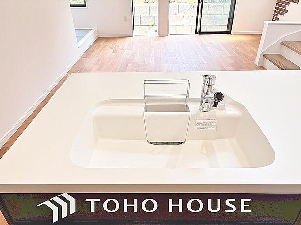 浄水器ボタンひとつで浄水と原水に切り替えられる浄水器一体型水栓を使用。