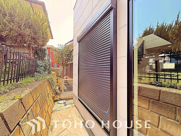 防犯機能のシャッターを完備しております。寒い冬でも中から開閉が可能ですのでラクラク便利。