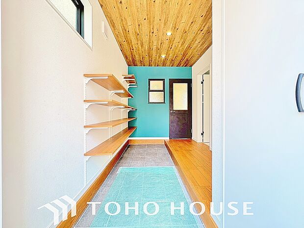 ゲストを招き、家族を迎える玄関は、ディスプレイや照明にこだわってみてはいかがでしょうか。