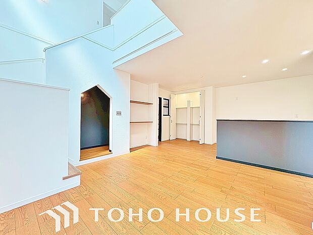 一日の中で多くの時間を過すことになるリビング。爽やかな通風と採光を存分に感じる事が出来る空間です。