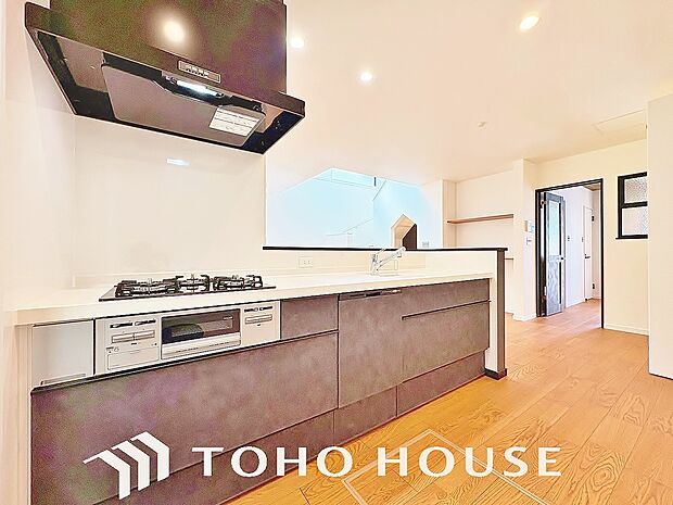 充実した収納スペースを搭載したシステムキッチンは、日々の家事がはかどります。