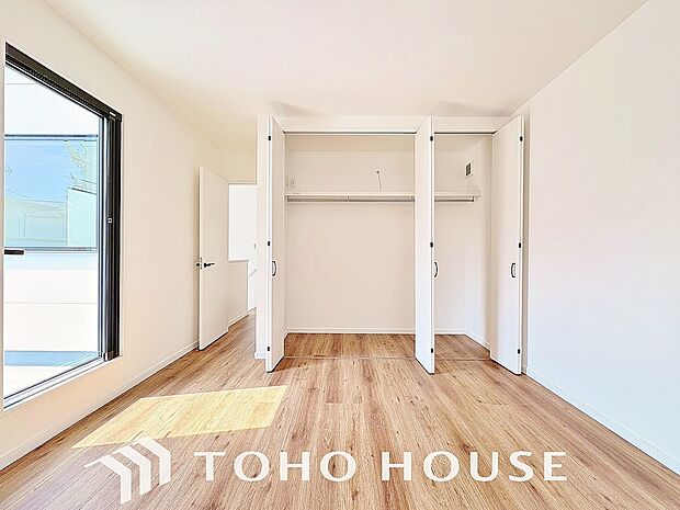 落ち着いたカラーの室内。インテリアやファブリックでお好みのテイストデザインを取り入れて頂けます。