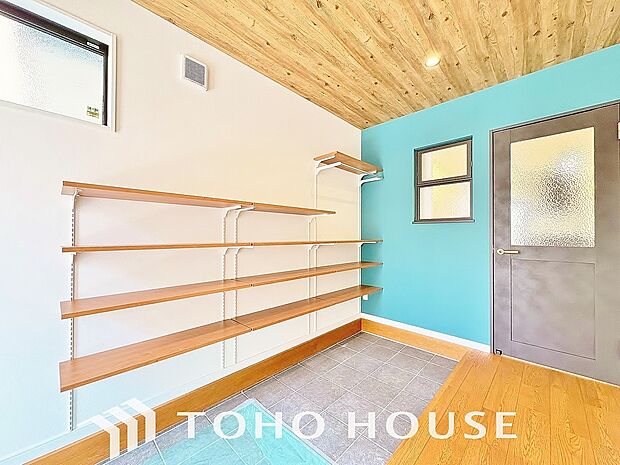 ゲストを招き、家族を迎える玄関は、ディスプレイや照明にこだわってみてはいかがでしょうか。