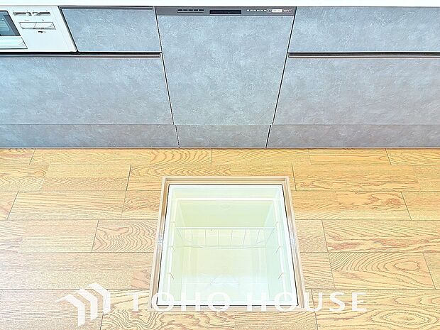 スペースを上手く活用した床下収納はあると何かと便利。食料のストック品はもちろん、掃除用具など。