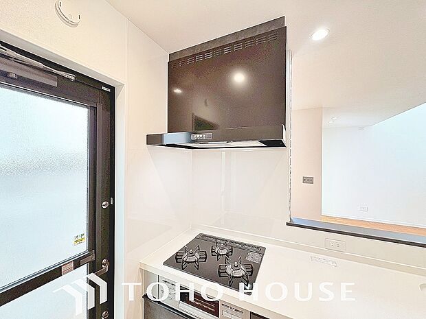 調理中の煙や臭いを効率的に排出し、キッチン空間を清潔に保ちます。