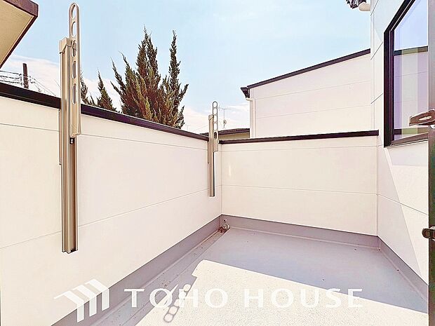 通風・採光に優れ、心地よい光と風があふれています。優しい陽射しが差し込むバルコニーとなっております。