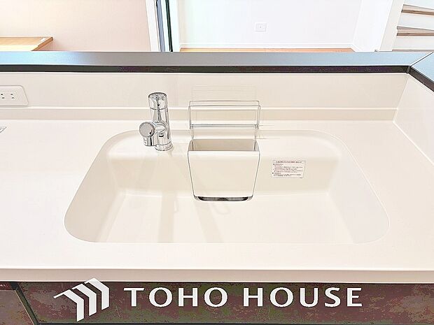 浄水器ボタンひとつで浄水と原水に切り替えられる浄水器一体型水栓を使用。