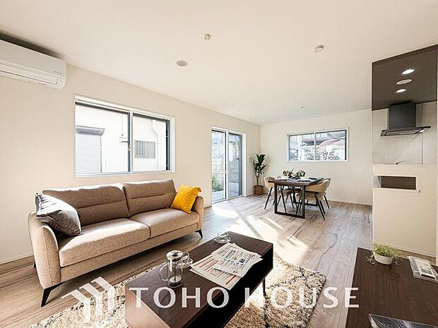 光が注がれる青い空から鮮やかに赤色にゆっくりと染まる。そんな優しい時間がここでは流れてゆく。