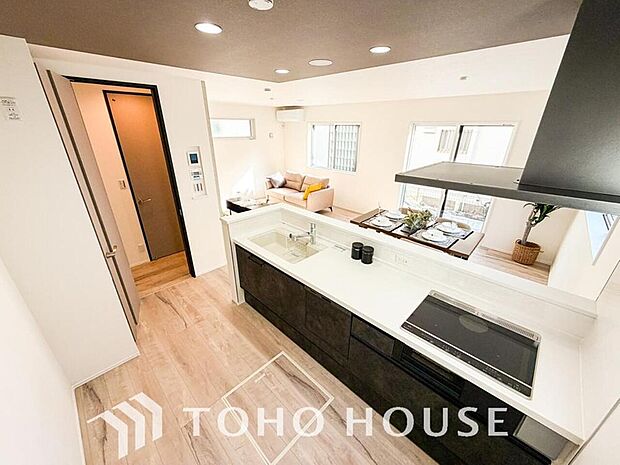 ご家族みんなで調理ができる位のスペースを実現したキッチン空間となっております。