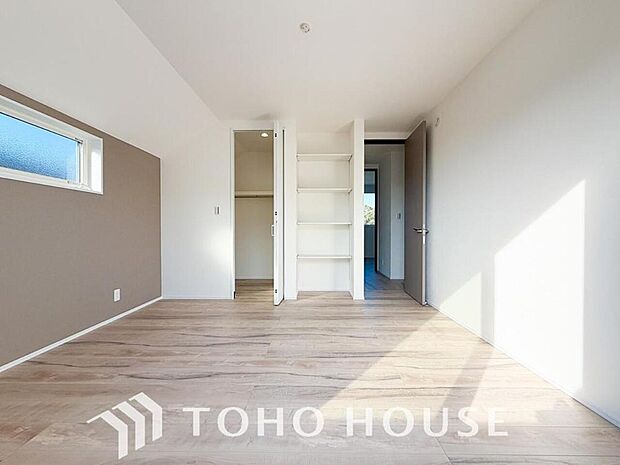 一日の疲れを癒やしてくれる主寝室。時を忘れて過ごす場所として過ごせるお部屋。