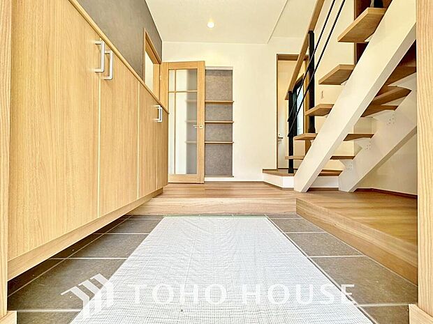 毎日みんなを見送り、そして迎え入れる場所だから。帰りたくなる家をテーマに設計した、自慢の玄関です。