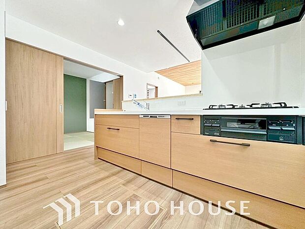 美しく使いやすいキッチン空間。優しい温もりを醸し出すキッチンは料理の為の配慮を随所に注ぎました。