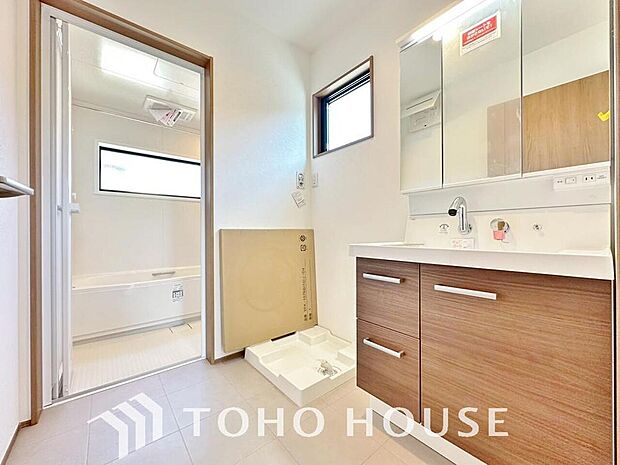 平日の朝であっても、落ち着きとくつろぎを感じられる空間。気持ちよく身だしなみを整えられます。